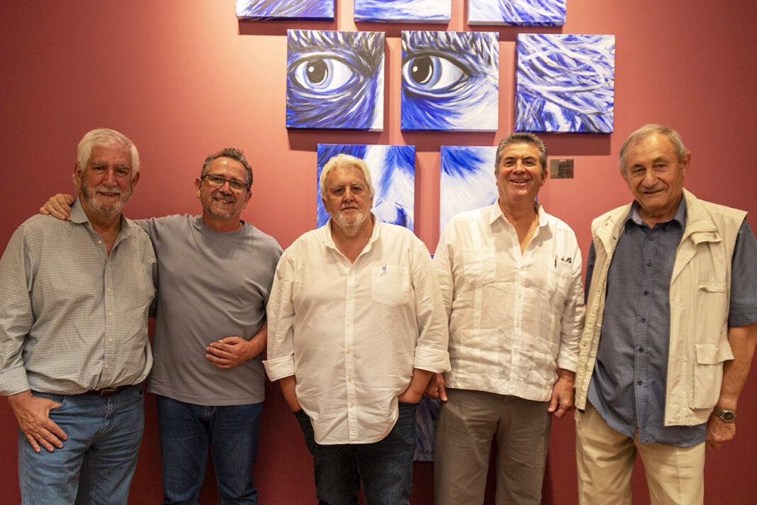 Julio Criado en el centro junto a los poetas que han compuesto el manifiesto, Juan Camacho, Luis Díaz-Cacho, Marciano Sánchez y Jesús Lara