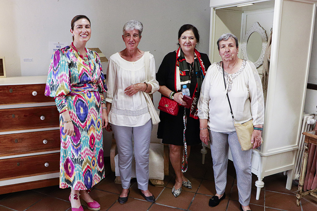 La monitora, Teresa García-Minguillán, segunda por la derecha, junto a algunas visitantes a la muestra y la edil Virginia López