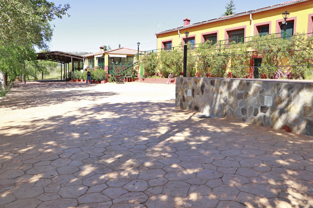 La superficie pavimentada con hormigón impreso alcanza ya hasta la zona del escenario