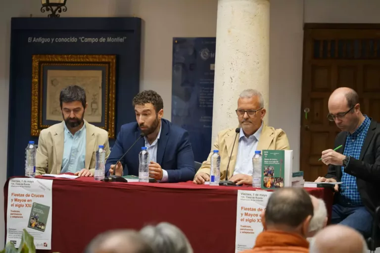 Villanueva de los Infantes se convierte en referente de la investigación etnográfica con la presentación del libro «Fiestas de Cruces y Mayos en el siglo XXI»