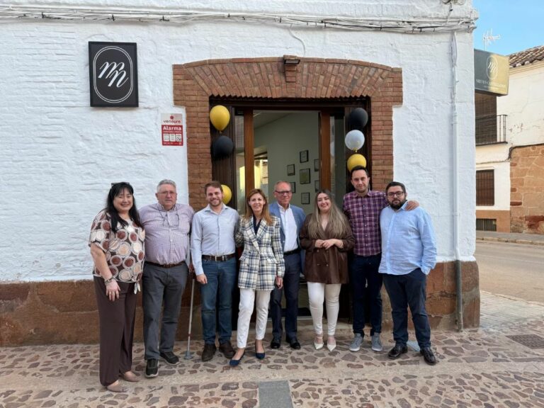 Díaz Brazales ejemplifica en la joven Nieves Castellanos la cultura del emprendimiento rural tras la apertura de un negocio en Villanueva de los Infantes