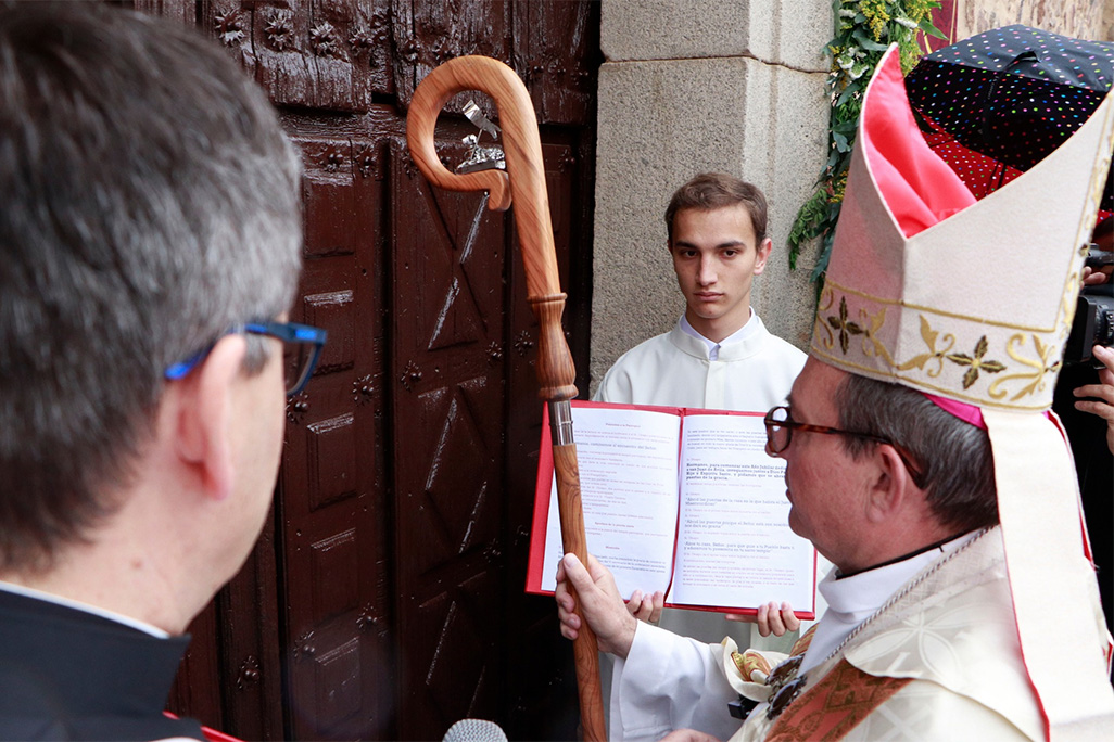Momento en que monseñor Abilio Martínez golpea con su báculo las puertas del templo parroquial