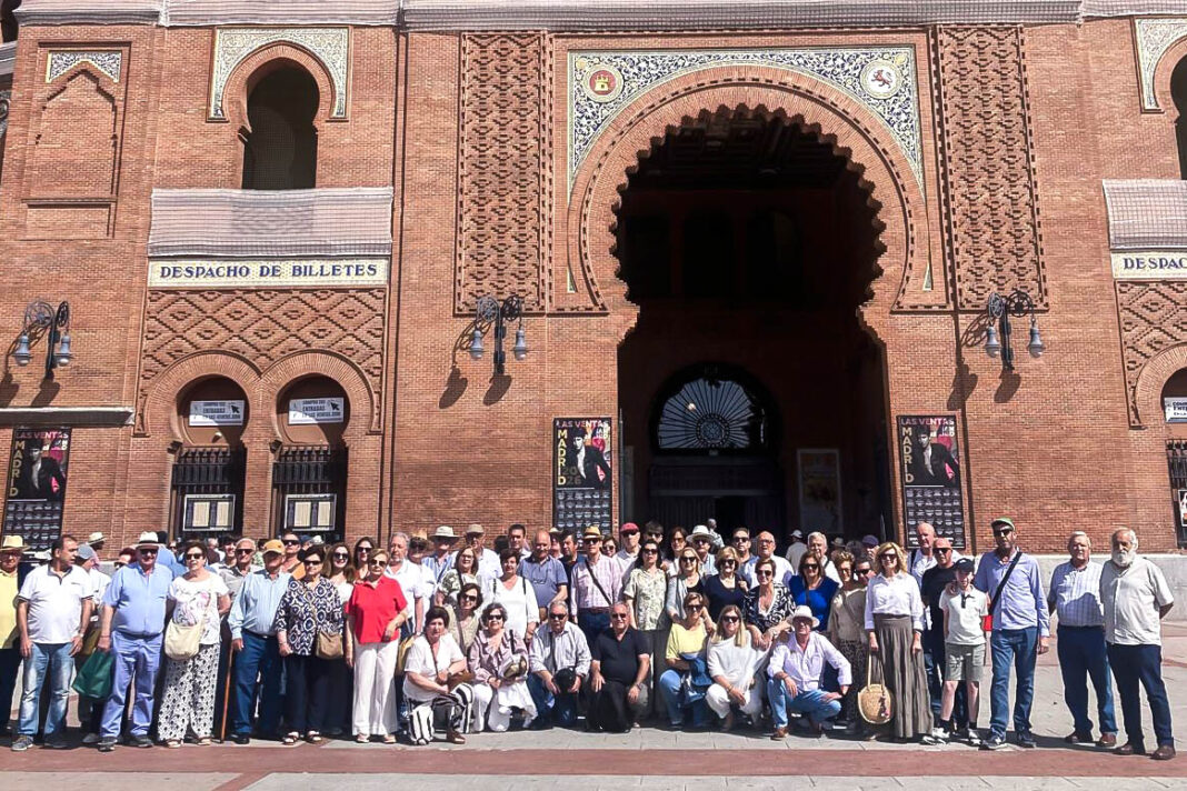 Posado de la expedición de aficionados almodovareños, ayer ante la puerta grende la Monumantal madrileña