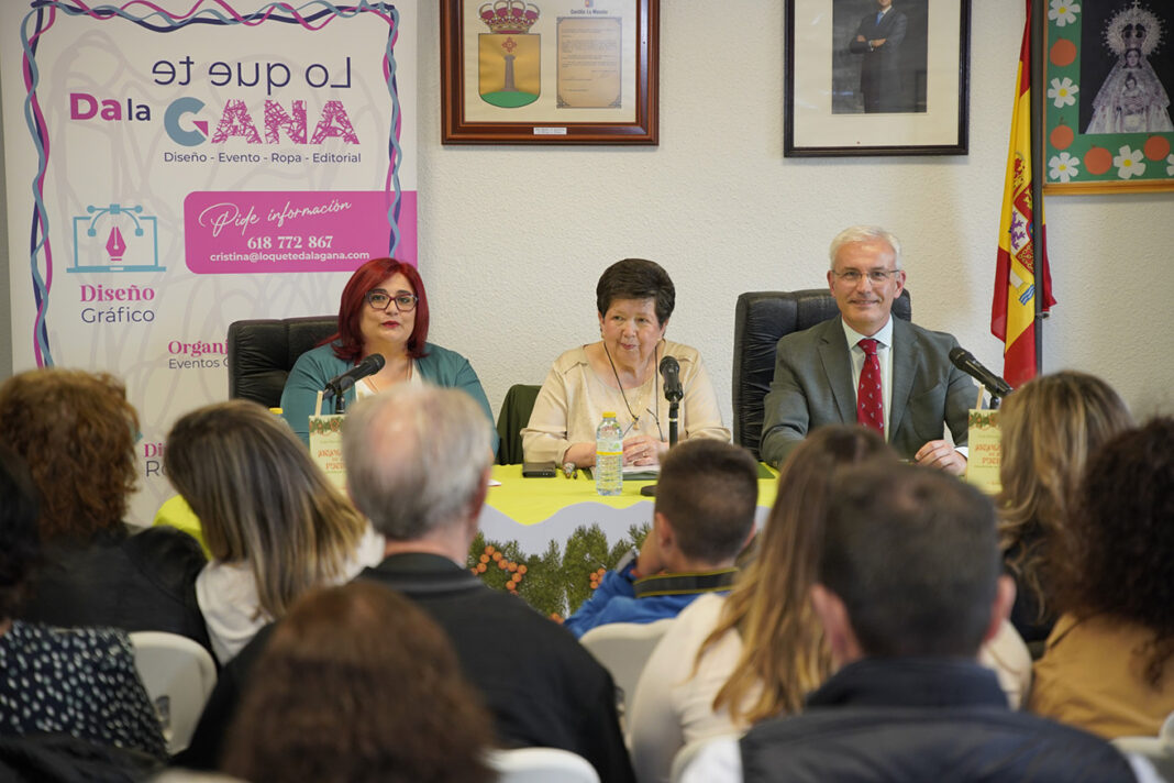 Un momento durante la presentación del libro 'Memorias de mi pueblo' de Lola Hervás Alcaráz