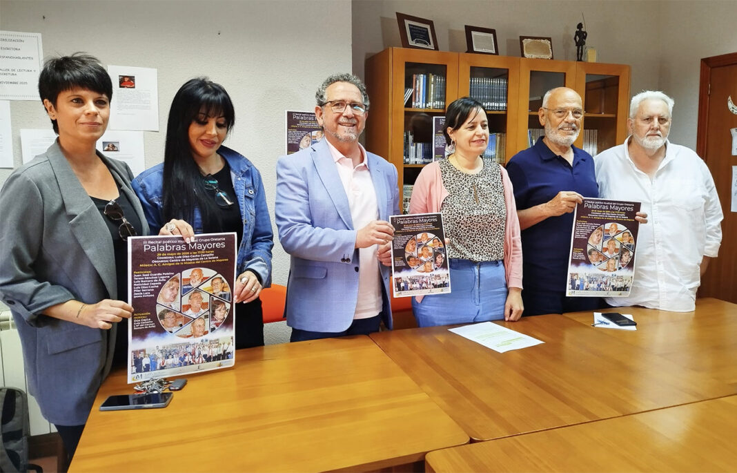 Un momento durante la presentación del recital 'Palabras Mayores' en La Solana