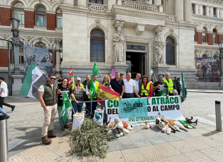 Chamorro (Vox) acompaña a los agricultores frente al Ministerio de Agricultura y respalda sus reivindicaciones ante la crisis del campo