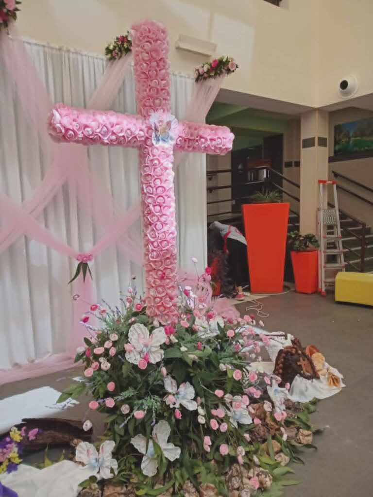 Puertollano: Las mujeres del Centro de Mayores I instalan su impresionante cruz de mayo