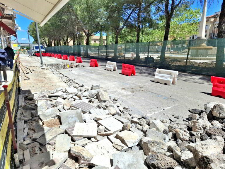 Puertollano: Comienza la demolición de acerado y plazas de aparcamiento del Bosque, donde se instalarán parterres