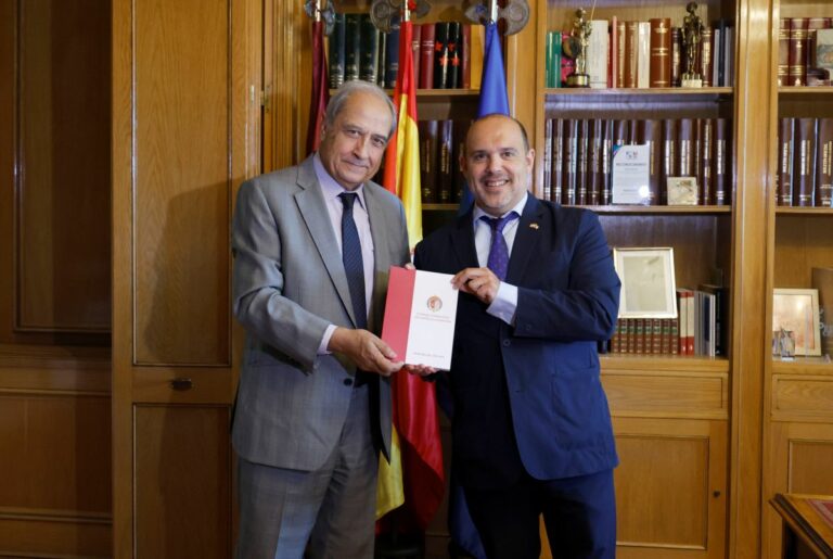 Irízar entrega a Bellido una copia de la Memoria Anual del Consejo Consultivo