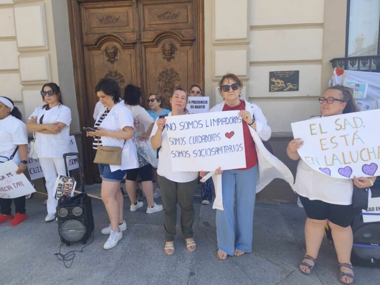 Las cuidadoras se concentran en Alcázar de San Juan para denunciar sus precarias condiciones laborales