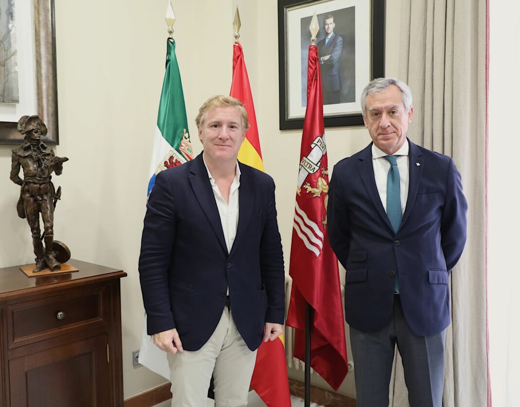 20260611110736_20260611 FOTO PRESIDENTE EUROCAJA RURAL Y ALCALDE BADAJOZ