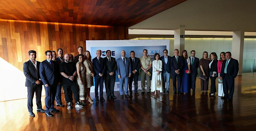 20260612215925_20260612 FOTO FAMILIA PREMIOS CEOE ÁVILA
