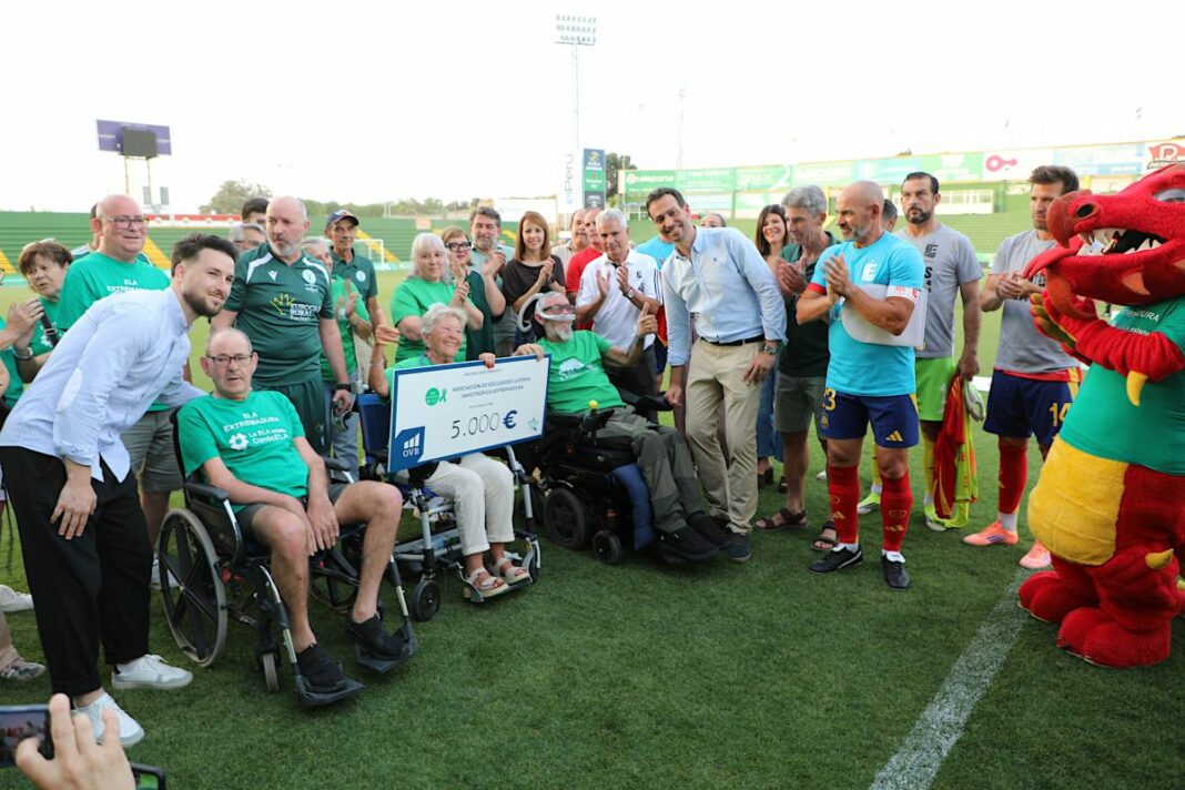 20260621104656_20260621 FOTO FAMILIA PARTIDO SOLIDARIO LEYENDAS ESPAÑA CONTRA LA ELA