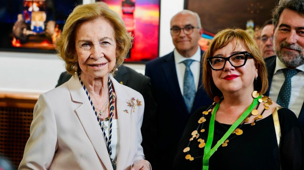 20260623183741_20260623 FOTO REINA SOFÍA JUNTO A GERENTE FUNDACIÓN EUROCAJA RURAL