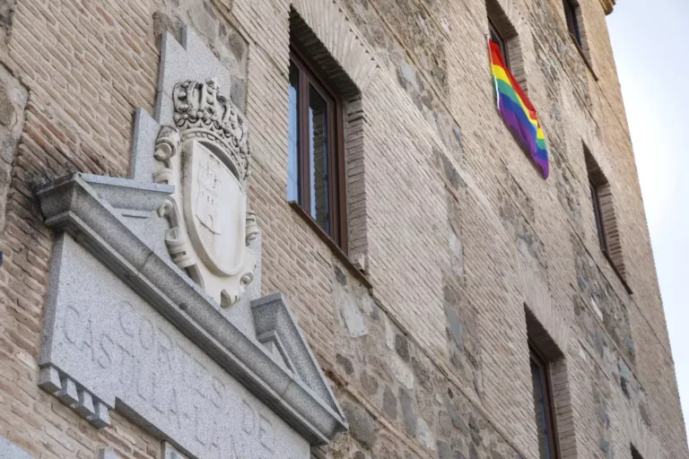 Bellido defiende que las instituciones exhiban la bandera arcoíris frente a la “ofensiva reaccionaria” que pretende “dar marcha atrás” a las conquistas LGTBI
