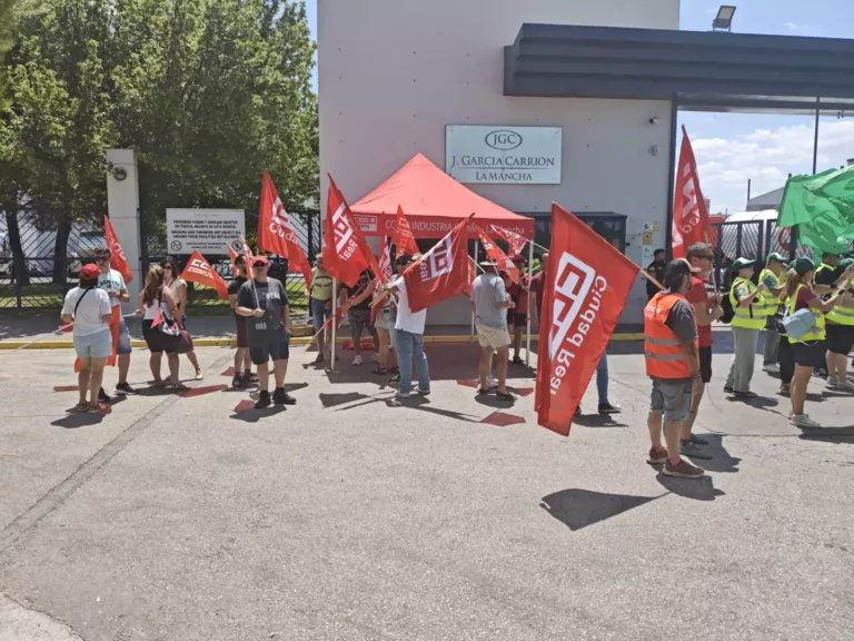 Concentración ante la planta de García Carrión en Daimiel por el despido de cuatro personas trabajadoras “sin justificación”, según CCOO