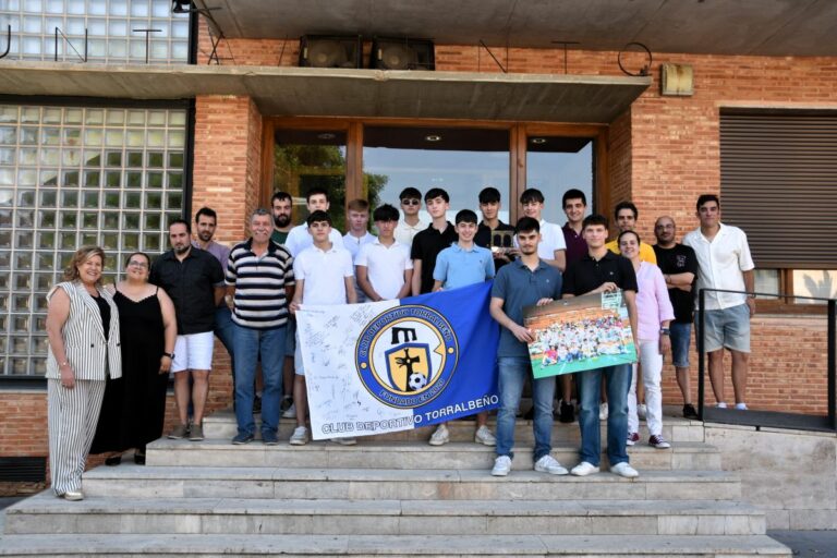 El Ayuntamiento de Torralba de Calatrava recibe al equipo juvenil del CD Torralbeño-Talaverana FS tras su histórico ascenso a Preferente