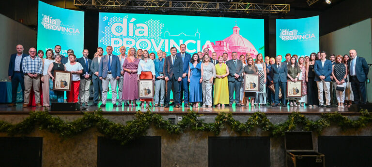 Ayuntamiento de Ciudad Real, Balonmano Pozuelo femenino, Ática CLM, Virgen de las Viñas, Cáritas y Facultad de Educación reciben quijotes en el Día de la Provincia