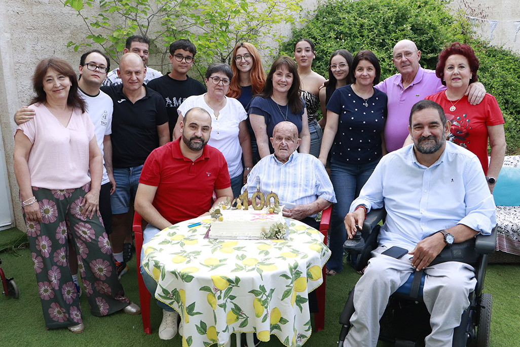 Eduardo, en el centro ayer tarde, junto a familia y los ediles rabaneros