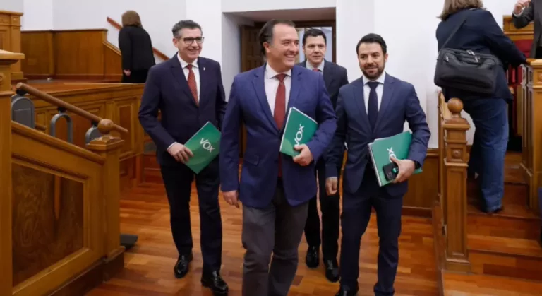 VOX lamenta la “cobardía” de Page al abstenerse en la votación para permitir la caza del lobo