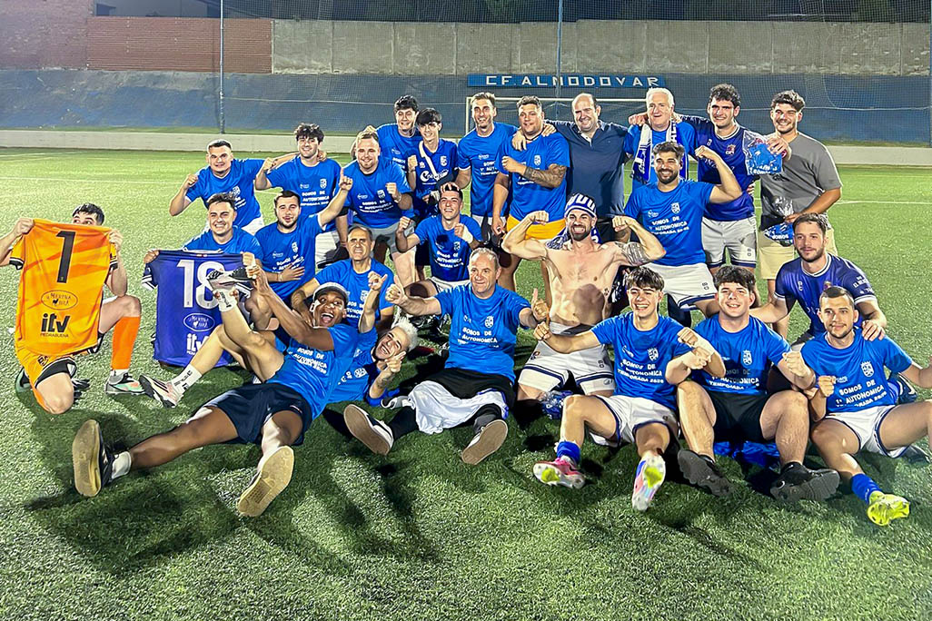 Feliz posado de jugadores, cuerpo técnico, responsables del CF Almodóvar y del propioo alcalde, tras certificar ayer el ascenso del filial a Primera Autonómica