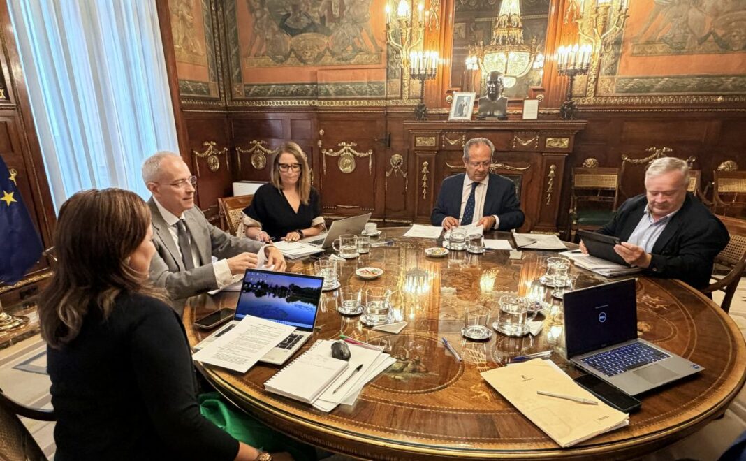 Foto Reunión ministerio Hacienda 1