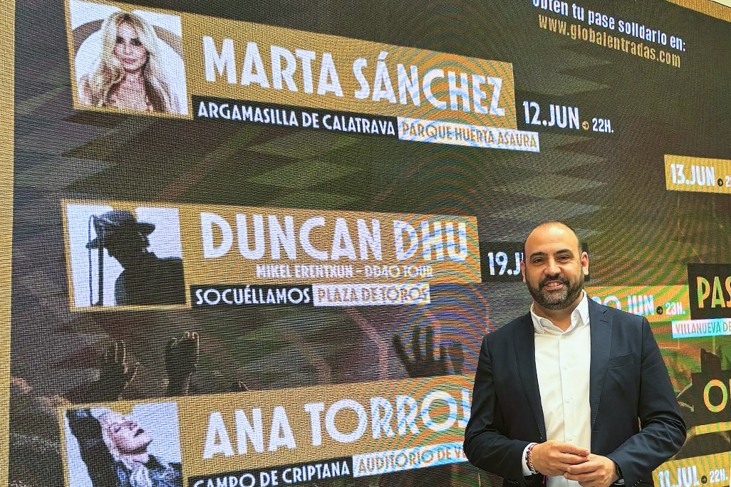 Jesús Ruiz, junto al planel de conciertos provinciales que abre Marta Sánchez en Argamasilla de Calatrava