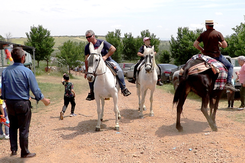 Jinetes a caballo saludan al alcalde torteño, en una imagen de archivo