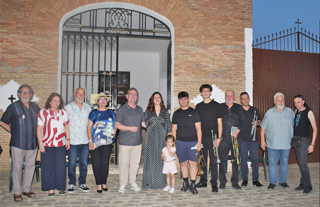 Participantes en el recital 'Palabras a la muerte' en las puertas del cementerio de Granátula de Calatrava