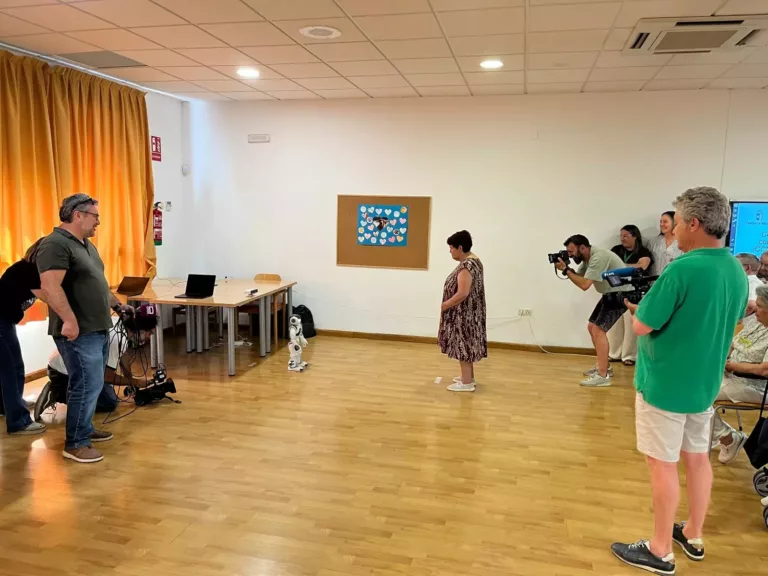 La UCLM presenta en la residencia Núñez de Balboa robots sociales para mejorar la atención a personas dependientes
