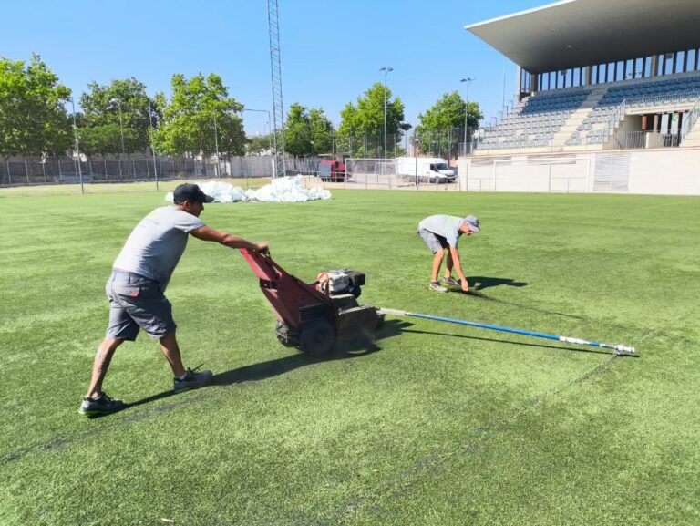 Comienza la obra de renovación del césped artificial en el campo de fútbol Ciudad Sur