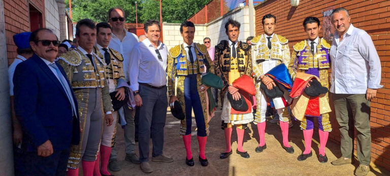 Cerca de 3.000 aficionados disfrutaron de una gran corrida dentro de los actos del Día de la Provincia