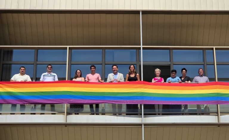La Subdelegación del Gobierno en Ciudad Real despliega la bandera LGTBI como símbolo de compromiso con la igualdad, el respeto y la libertad