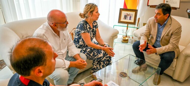 La alcaldesa de Socuéllamos solicita a la Diputación apoyo para desarrollar un proyecto de eficiencia energética en la piscina cubierta