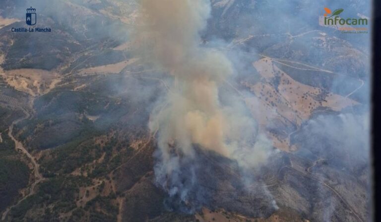 Elevan a Nivel 2 el incendio en Calzada de Calatrava y confinan la pedanía de Huertezuelas