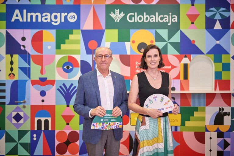 Globalcaja convierte el cartel de Almagro49 en un tablero de juego gigante
