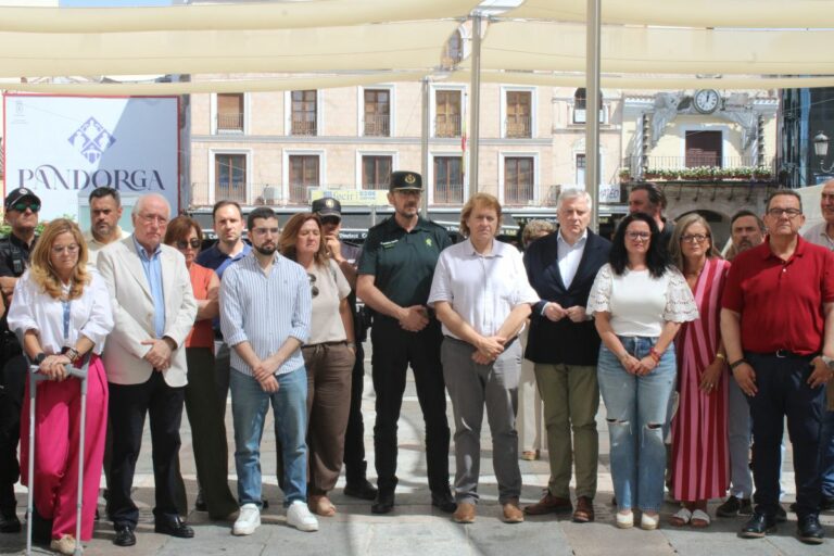 El Gobierno regional muestra sus condolencias a las familias de las victimas por la “tragedia” del incendio forestal declarado en los Gallardos (Almería) 