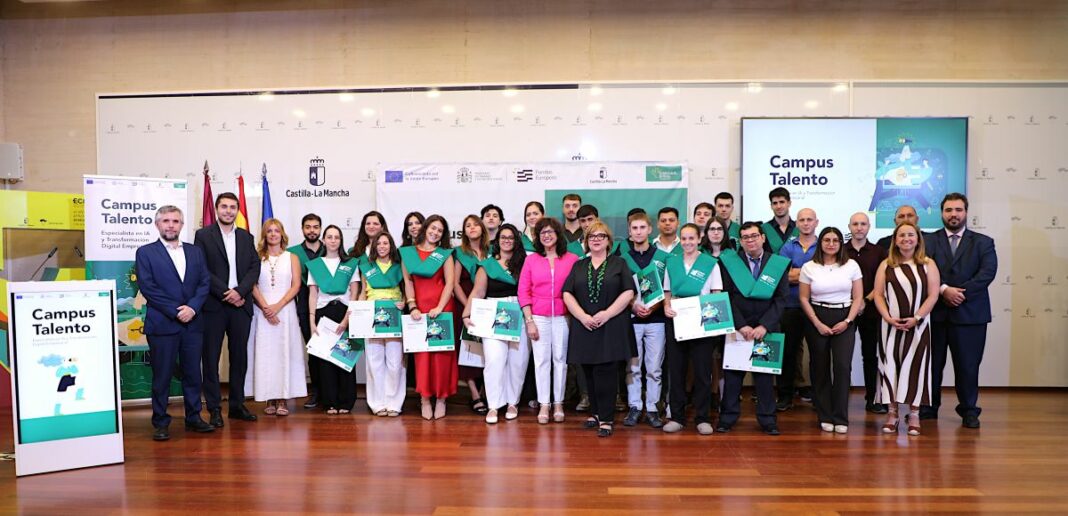 20260715150231_20260715 FOTO FAMILIA ACTO CLAUSURA CAMPUS TALENTO