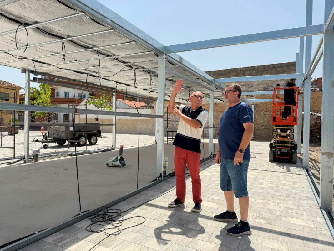 Andrés Cárdenas revisando las obras de los nuevos aseos