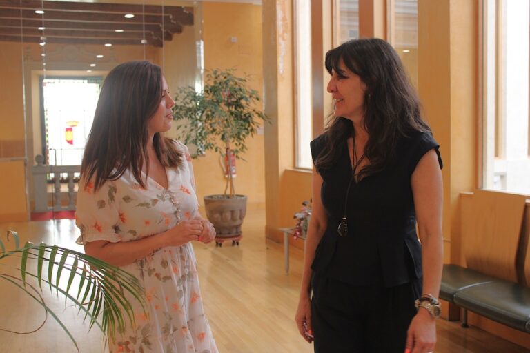 Blanca Fernández confirma a la alcaldesa de Granátula de Calatrava una inversión de 240.000 euros para la reforma del colegio