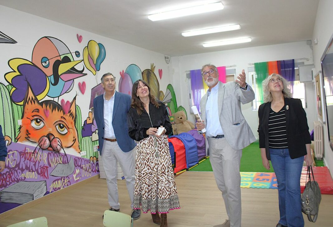 Blanca Fernández visita colegio (archivo)