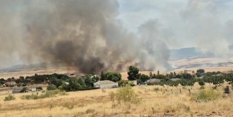 El fuego de Hinojosas de Calatrava alcanza Nivel 2 por confinamiento del municipio y Cabezarrubias del Puerto