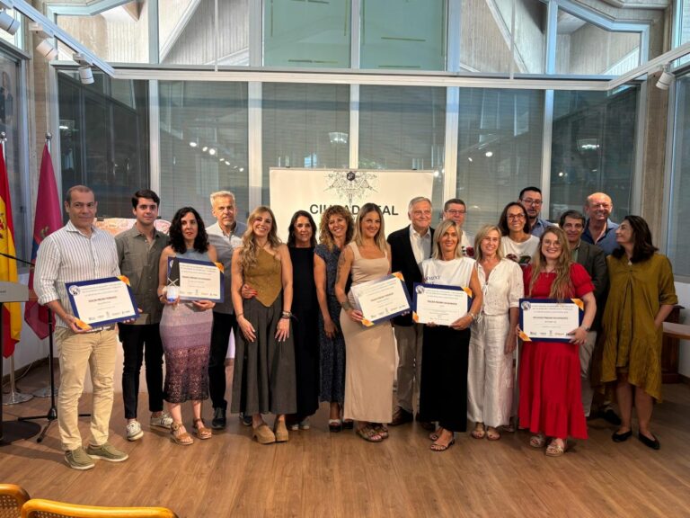 El Ayuntamiento de Ciudad Real distingue a los mejores escaparates y terrazas de la Noche Blanca Cervantina