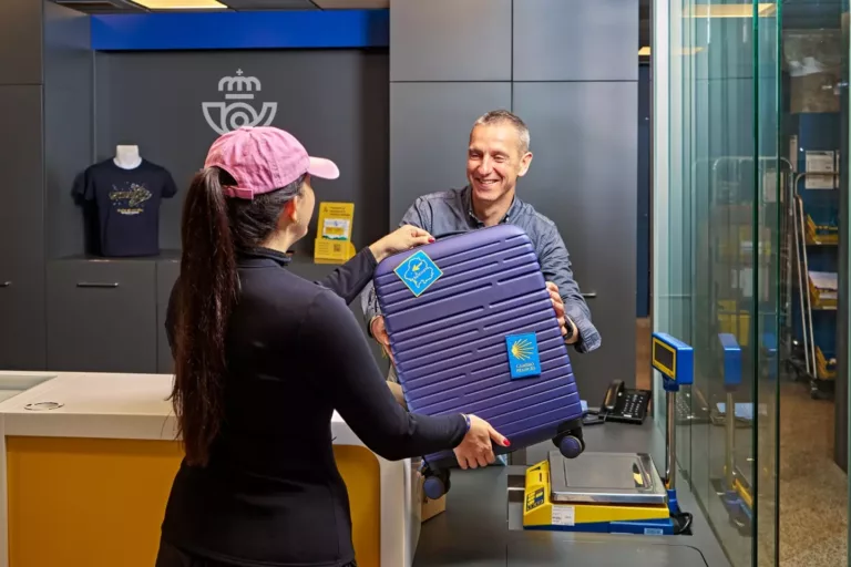 Correos facilita las vacaciones con soluciones para viajar, gestionar dinero y proteger la correspondencia en verano