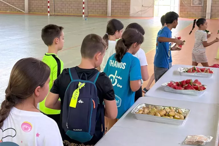 Fruta de temporada en los desayunos saludables de los campus de verano de Argamasilla de Calatrava
