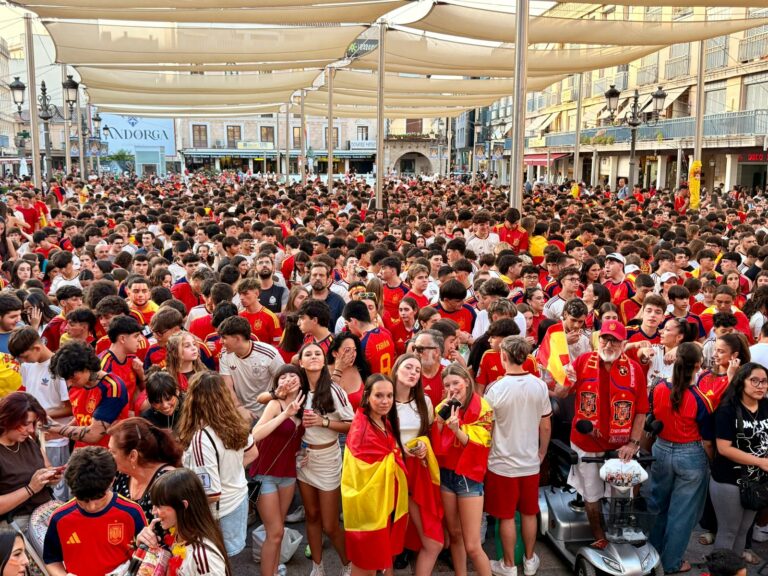 Ciudad Real convierte la Plaza Mayor en un fiestón tras la épica victoria de España ante Francia