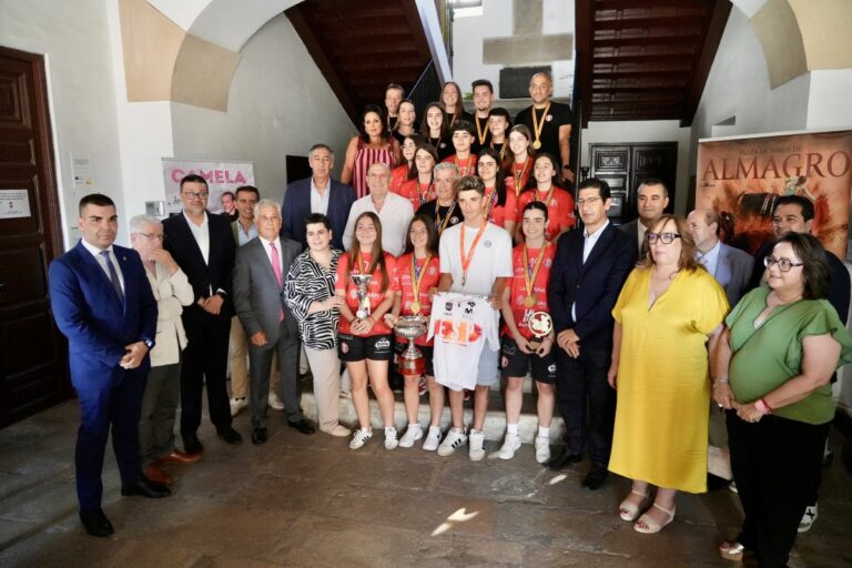 El Gobierno de Castilla-La Mancha celebra los últimos éxitos del deporte en Almagro con su equipo de fútbol sala femenino y con el ciclista Manuel Sanroma
