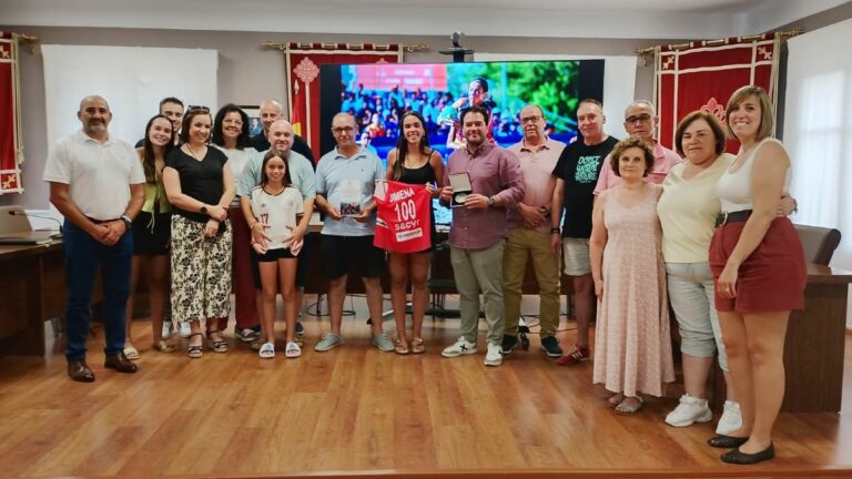 El Ayuntamiento de Pozuelo de Calatrava reconoce a Jimena Laguna por su bronce mundial en Zagreb y por superar las 100 internacionalidades con la selección española