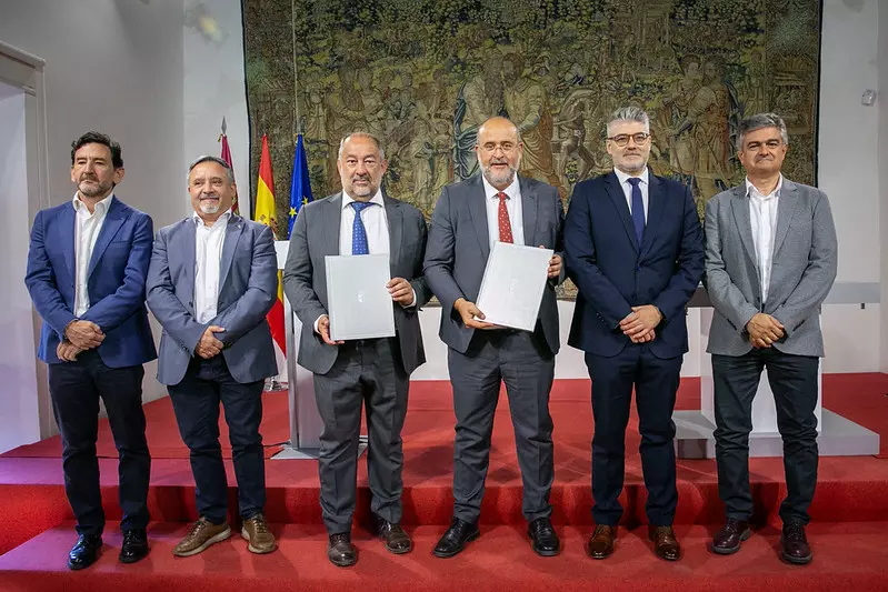 José Luis Martínez Guijarro y el rector de la Universidad de Castilla-La Mancha, Julián Garde, han firmado el convenio JCCM Pérez Herrera