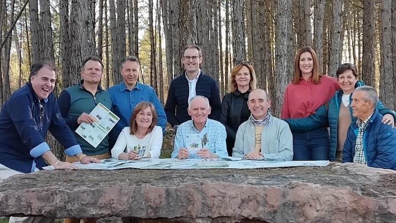 Julián Cano y Raquel Salinero junto a los integrantes de CuenCANP